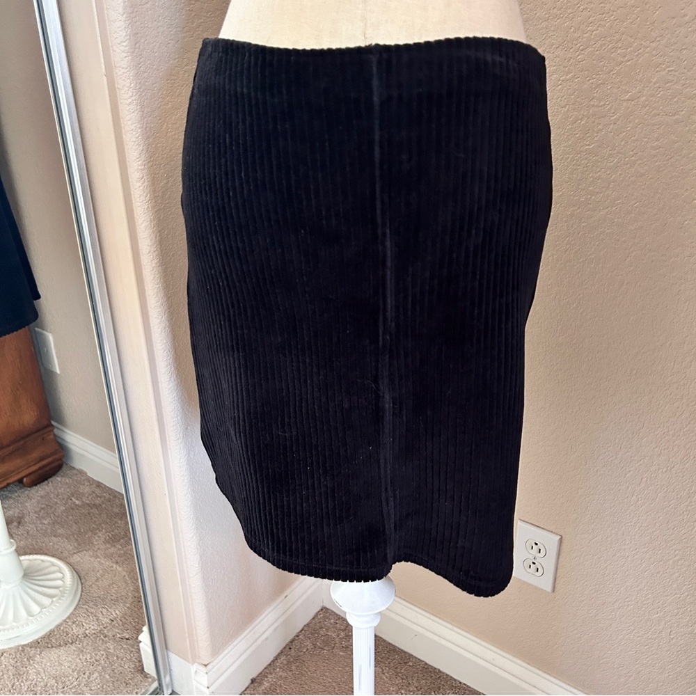 Women’s Hue Black Corduroy Skirt Size Small